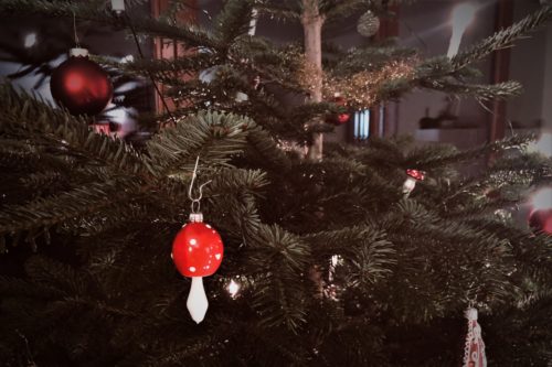 Weihnachtsbaum mit Pilzdeko